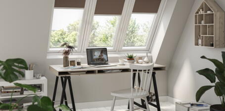 Hell eingerichtetes Homeoffice im Dachgeschoss mit drei Dachfenstern nebeneinander | VELUX Magazin