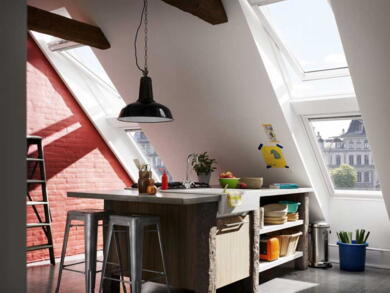 Kochinsel unter einer Dachschräge mit Dachfenstern | VELUX Magazin