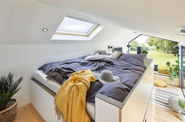 Wohnglück-SMARTHAUS Innenansicht: Bett unter Dachfenster | VELUX Magazin
