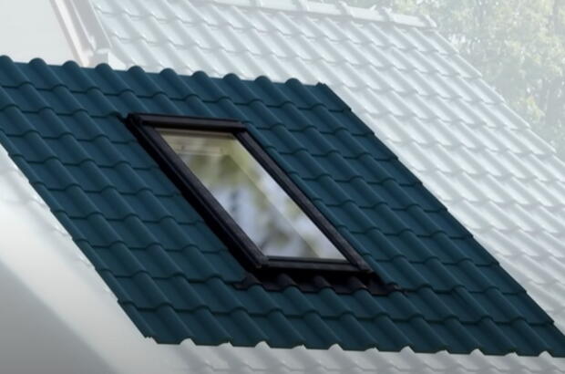 Ausschnitt eines Daches mit Dachziegeln und Dachfenster | VELUX Magazin