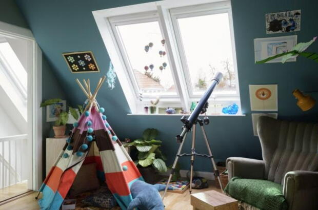 Kinderzimmer mit blauer Dachschräge erzielt optimale Farbwirkung | VELUX Magazin