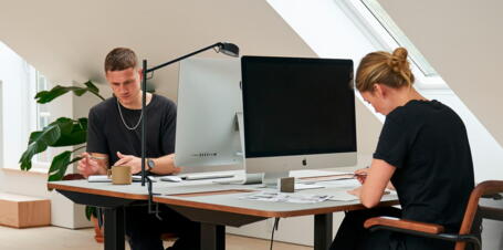 Personen im Büro mit Dachfenster zum Lüften | VELUX Magazin