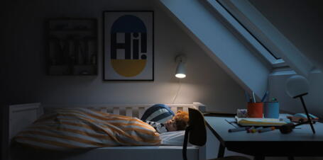 Kind schläft bei Licht | VELUX Magazin