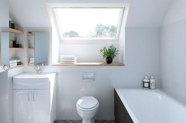 Modernes Badezimmer mit Toilette vor Fenster unter Dachschräge | VELUX Magazin