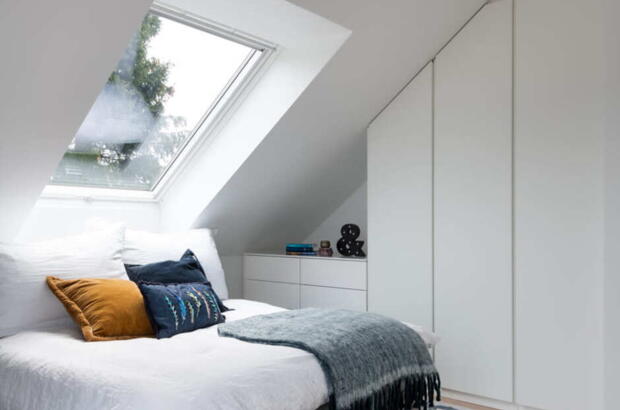 Kleiderschrank im Schlafzimmer mit Dachschräge | VELUX Magazin