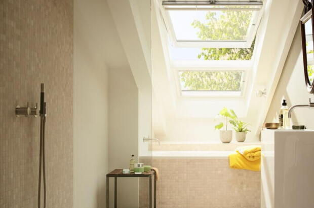 Kleines Bad mit Dachschräge und Dachfenster | VELUX Magazin
