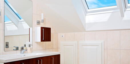 Badezimmer mit Dachfenstern und Fliesen | VELUX Magazin