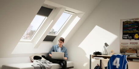 Junge unter Dachfenstern im Jugendzimmer  | VELUX Magazin