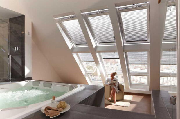 Whirpool im Dachgeschoss mit großen Dachfenstern -  Velux Magazin