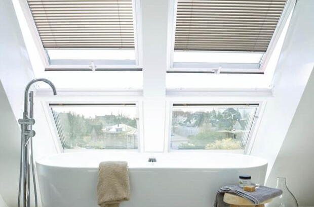 Badewanne unter Dachschräge vor Fenster | VELUX Magazin