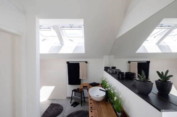 Helles Badezimmer mit zwei Dachfenstern -  Velux Magazin