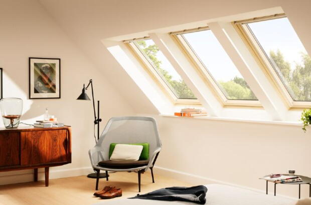 Schlafzimmer mit Dachschräge und drei VELUX-Fenstern | VELUX Magazin