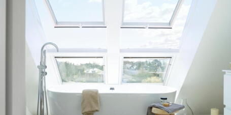 Badewanne vor einer VELUX Lichtlösung | VELUX Magazin