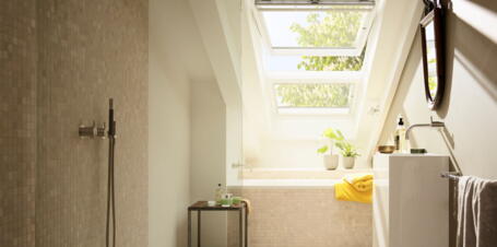Badewanne unter der Dachschräge | VELUX Magazin