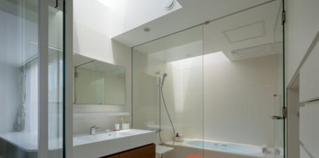 Modernes Badezimmer mit Oberlichtern | VELUX Magazin