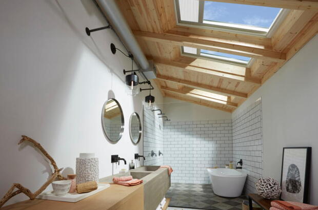 Badezimmer mit hoher Decke und drei einzelnen Dachfenstern - Velux Magazin