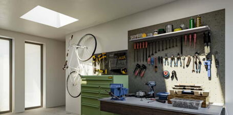 Aufgeräumte Hobby-Werkstatt mit Tageslicht durch Flachdach-Fenster | VELUX Magazin