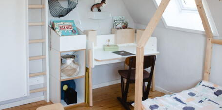 Kinderzimmer mit Schreibtisch unter der Dachschräge | VELUX Magazin