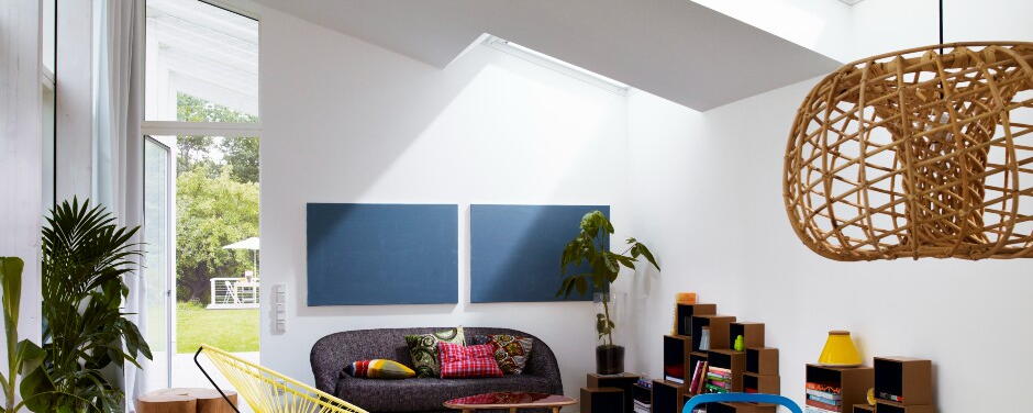 Tageslicht flutet durch Dachfenster einen Wohnraum mit ausreichend Beleuchtung | VELUX Magazin