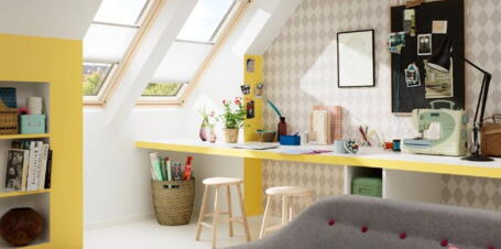 Langer Arbeitstisch unter Dachschräge mit Nähmaschine | VELUX Magazin