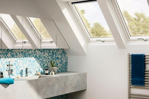 Modernes Bad mit Waschtisch unter der Dachschräge | VELUX Magazin
