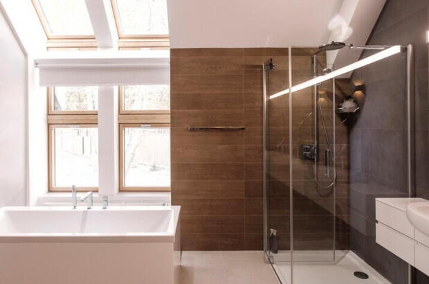 Modernes Bad mit Dusche und Wanne unter Dachschräge | VELUX Magazin