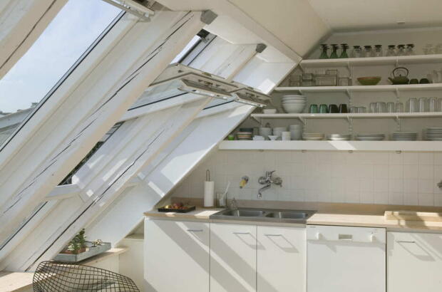 Regal in Küche unter Dachschräge | VELUX Magazin
