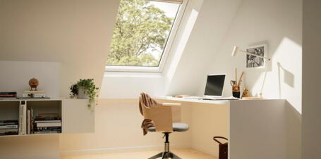 Schreibtisch unter einem Velux Dachfenster | VELUX Magazin