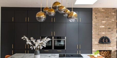 Innenliegende Küche mit Flachdach-Fenster und Tageslichteinfall | VELUX Magazin