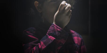 Kind benutzt ein Spray gegen Asthma | VELUX Magazin