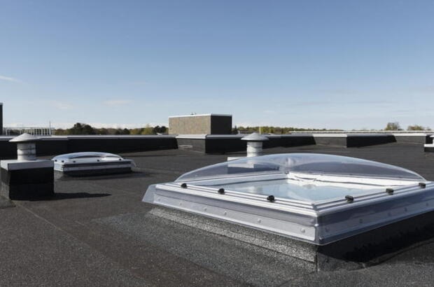VELUX Kuppel Flachdach-Fenster auf einem Bitumendach | VELUX Magazin