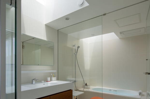 Modernes Badezimmer mit Oberlichtern | VELUX Magazin