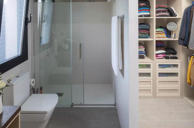 Begehbarer Kleiderschrank mit anliegendem Badezimmer | VELUX Magazin