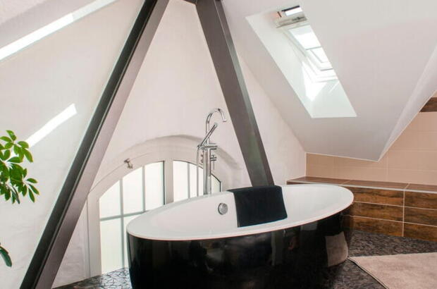Modernes Bad mit Wanne im Dachgeschoss | VELUX Magazin