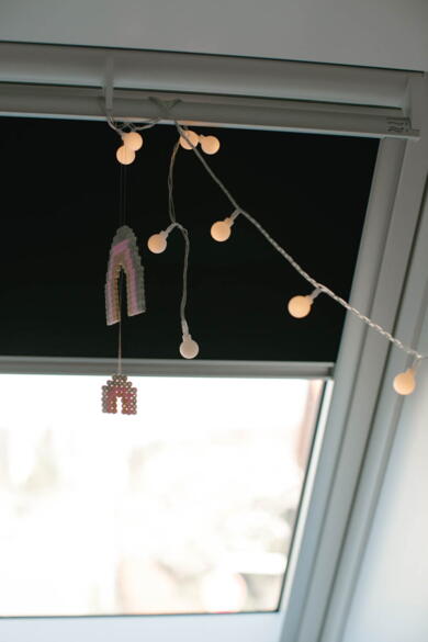 Eine am Dachfenstergriff befestigte Lichterkette | VELUX Magazin