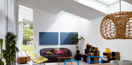 Tageslicht flutet durch Dachfenster einen Wohnraum mit ausreichend Beleuchtung | VELUX Magazin