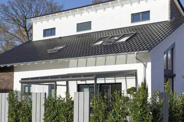 Klassisches Pultdachhaus mit Dachfenstern und Terrasse | VELUX Magazin