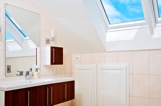 Badezimmer mit Dachfenstern und Fliesen | VELUX Magazin
