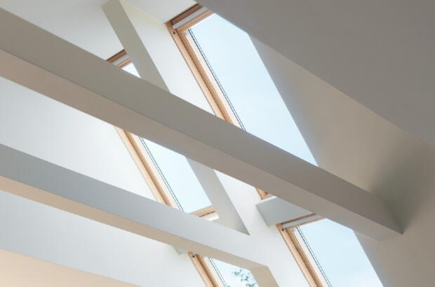 Weiß gestrichene Dachbalken im Dachgeschoss | VELUX Magazin