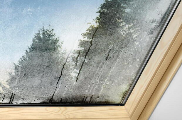 Dachfenster mit Kondenswasser auf der Scheibe | VELUX Magazin