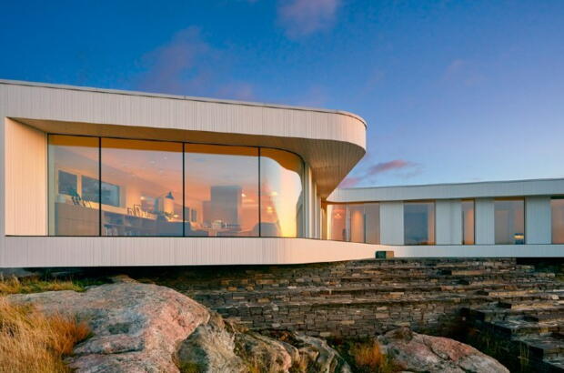 Weiße Flachdach-Villa mit großzügiger Fensterfront an der Küste | VELUX Magazin