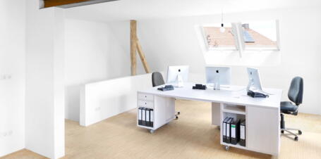 Ein Homeoffice mit ausreichend Tageslicht durch zwei Dachfenster | VELUX Magazin