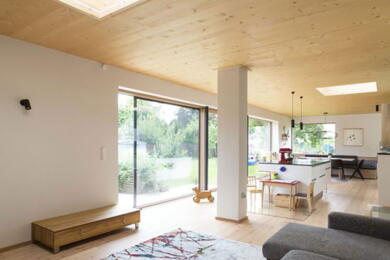 Wohn- und Esszimmer mit großer Fensterfront und viel Tageslicht | VELUX Magazin