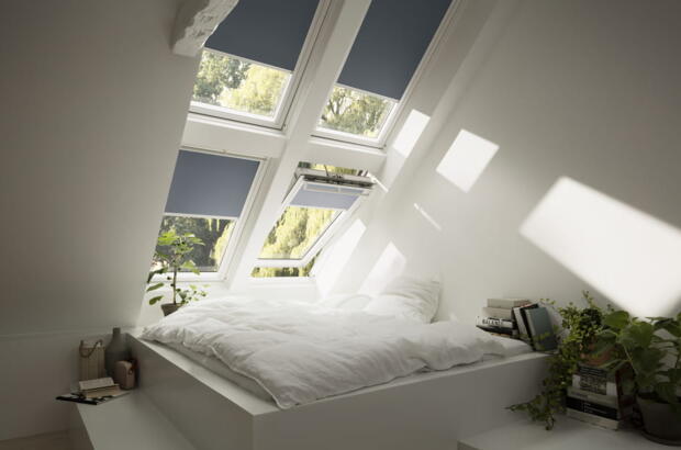 Schlafzimmer unter der Dachschräge mit offenen Dachfenstern | VELUX Magazin