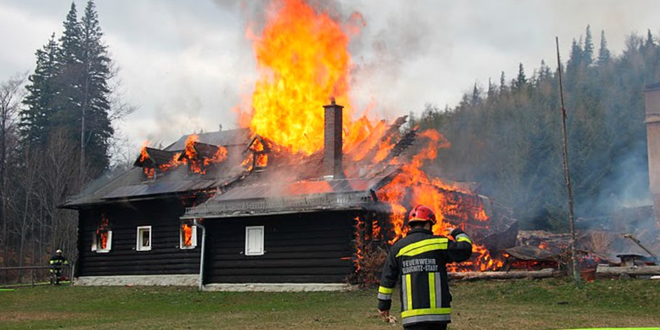 Brennendes Haus mit Feuerwehrmann | VELUX Magazin