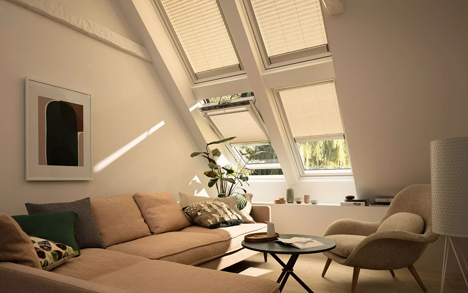 Wohnzimmer mit Dachfenstern und Sonnenschutz - VELUX Magazin