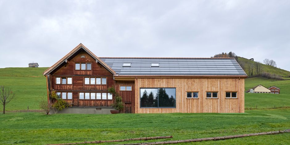 Indach-Photovoltaikanlage mit integrierten Dachfenstern | VELUX Magazin