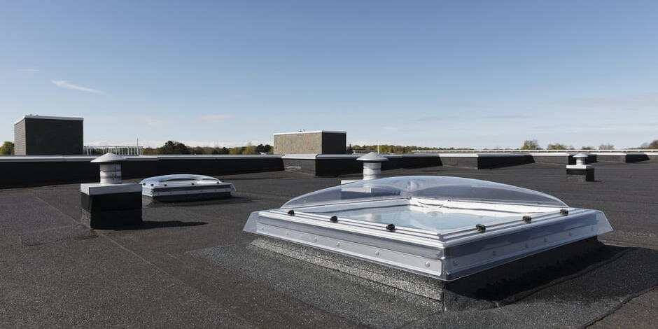 Velux Kuppel Flachdach-Fenster auf einem Bitumendach | VELUX Magazin